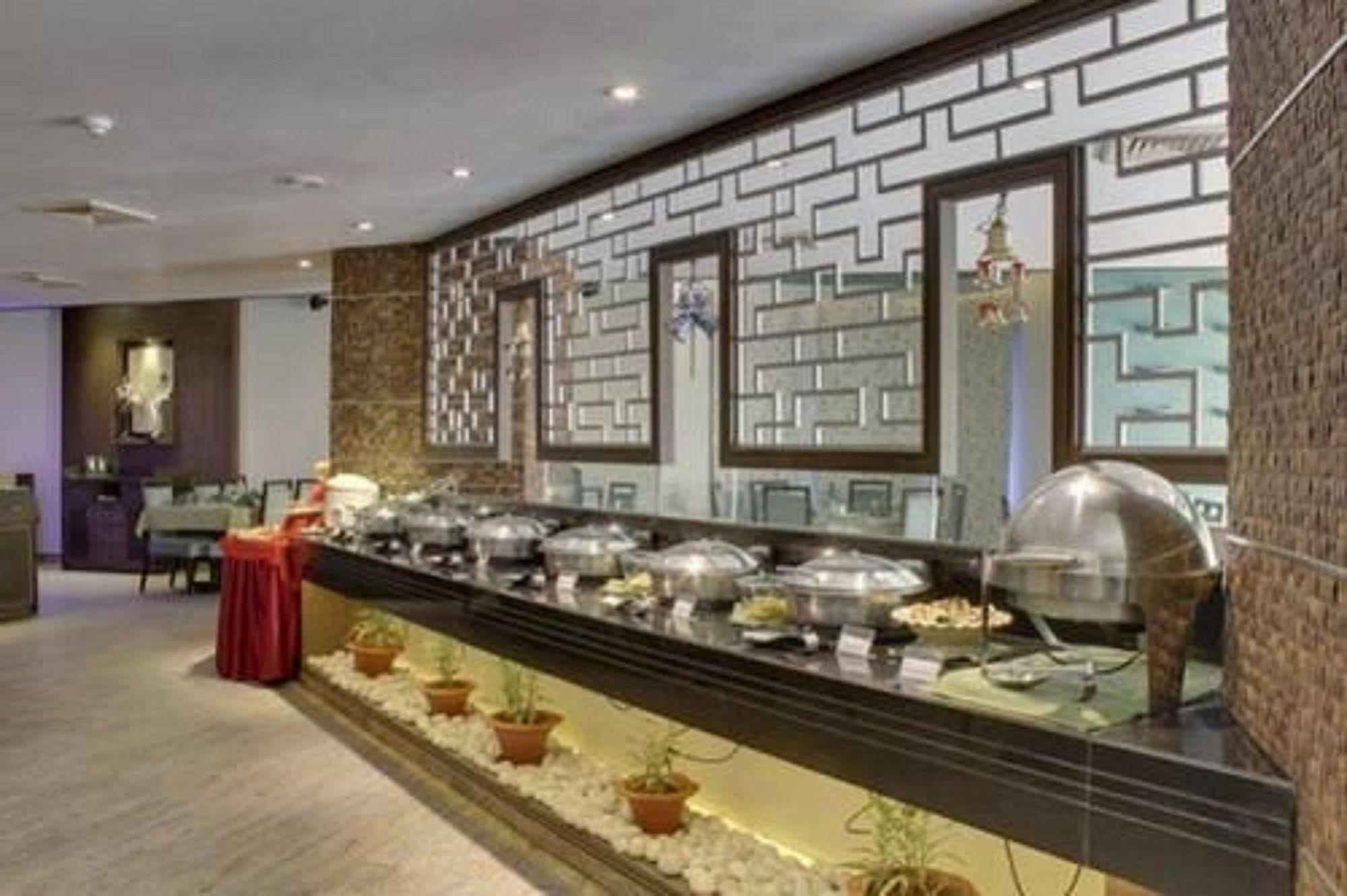 Hotel Swosti Premium Bhuvanesvar Kültér fotó