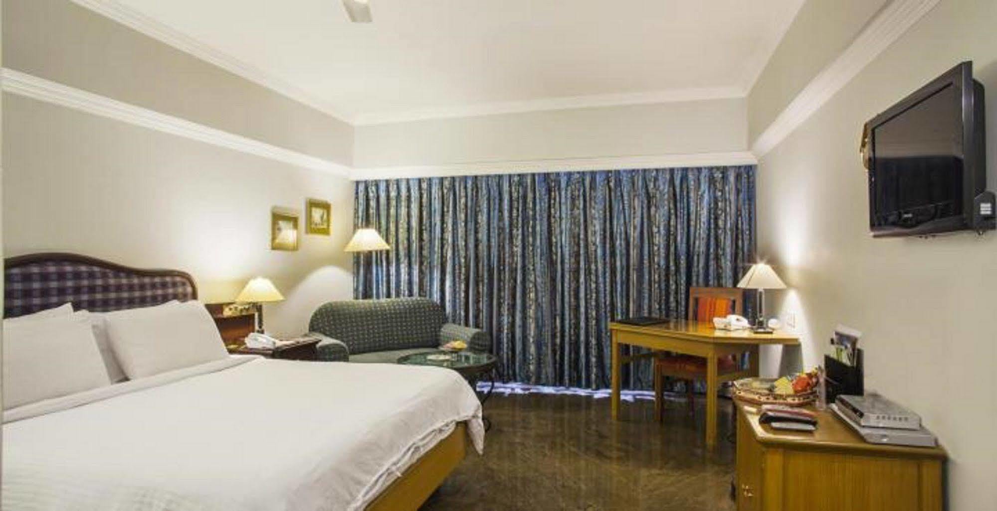 Hotel Swosti Premium Bhuvanesvar Kültér fotó