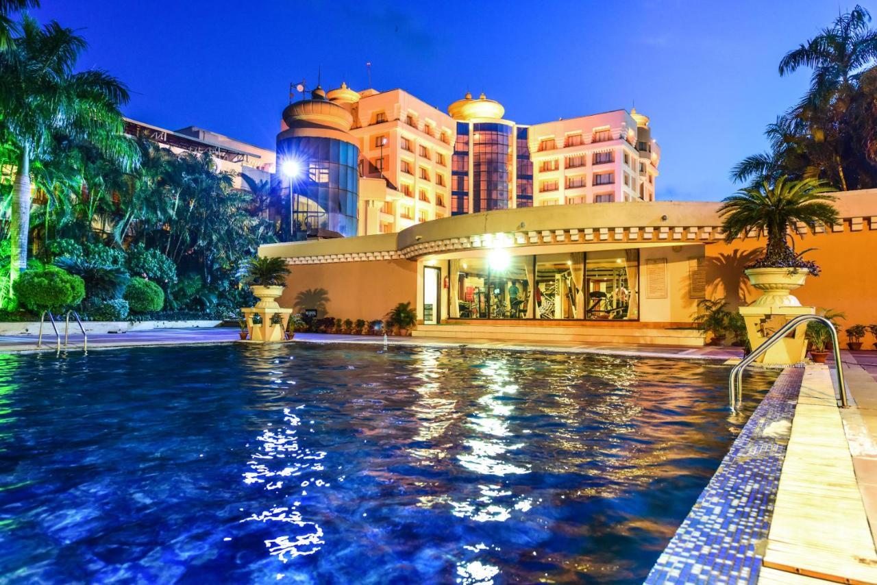Hotel Swosti Premium Bhuvanesvar Kültér fotó